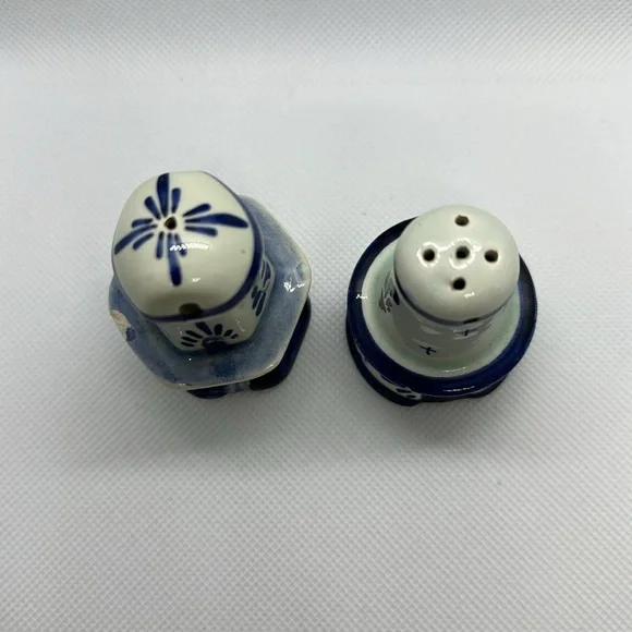 🫟3/$25🫟 Vintage Delft Blue windmill salt and pepper shakers. - Picture 6 of 6